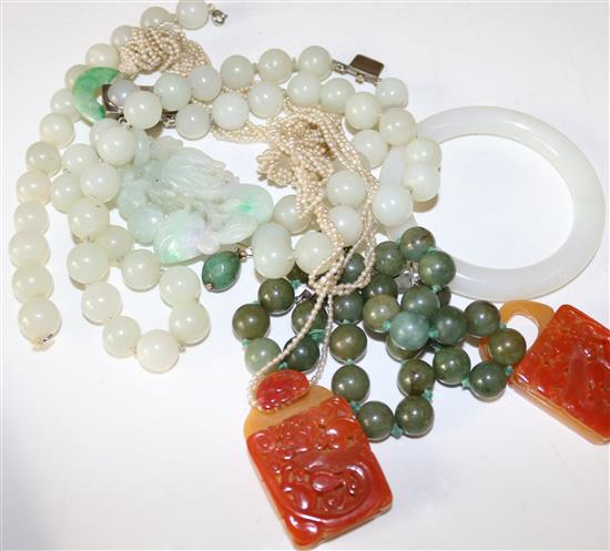 Assorted costume hardstone jewellery